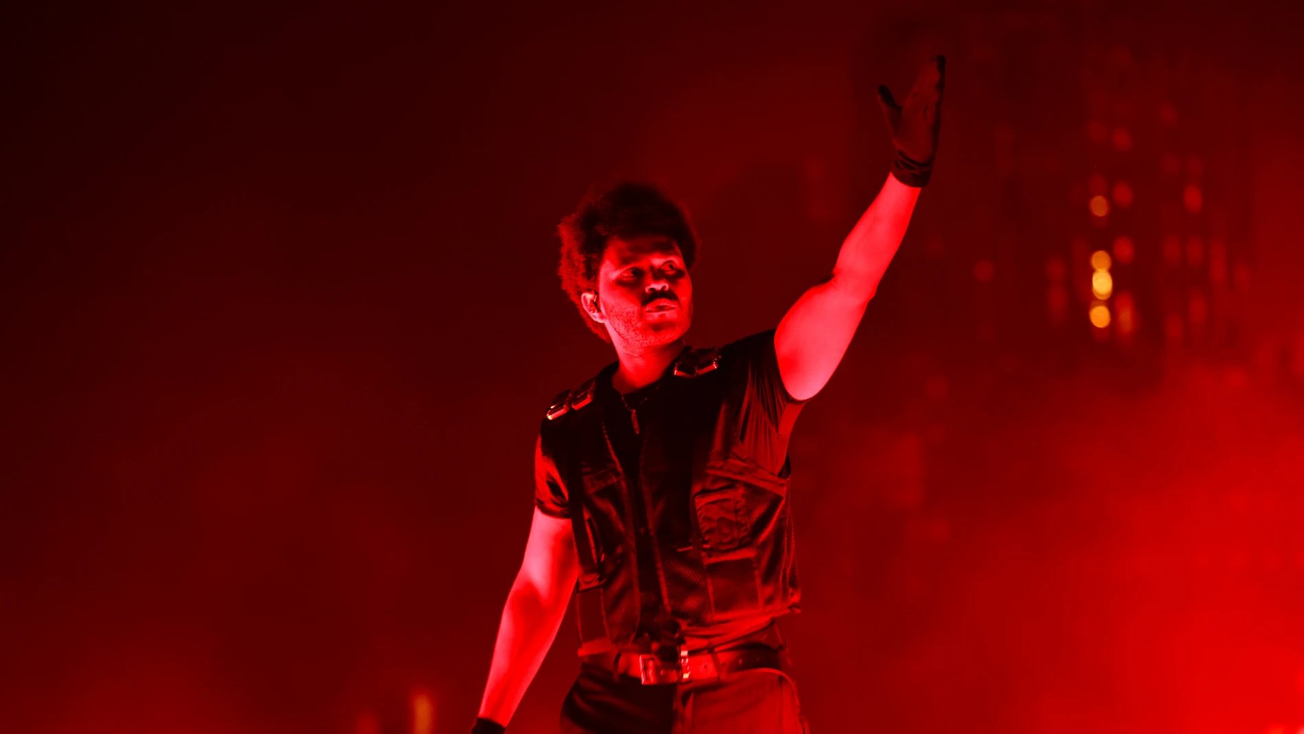 The Weeknd en concierto bañado en luces rojas